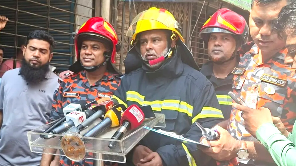 চকবাজারে মনসুর খান প্লাজায় আগুন, বেশি ক্ষতিগ্রস্ত ছয়তলা