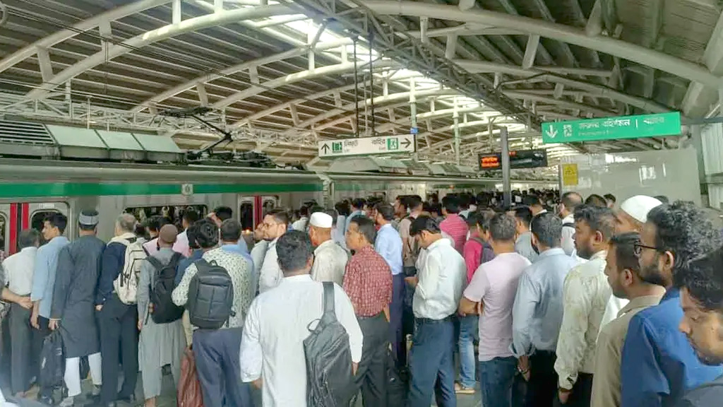 মেট্রোরেলের দরজা খুলে যাওয়ায় ২৬ মিনিট বন্ধ ছিল চলাচল