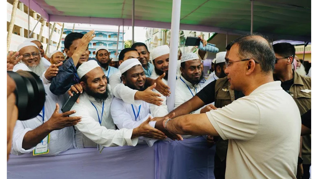চট্টগ্রাম সফরে তোরণ-ব্যানার নয়, সাধারণ মানুষের সঙ্গে মিশে আলোচনায় তারেক রহমান