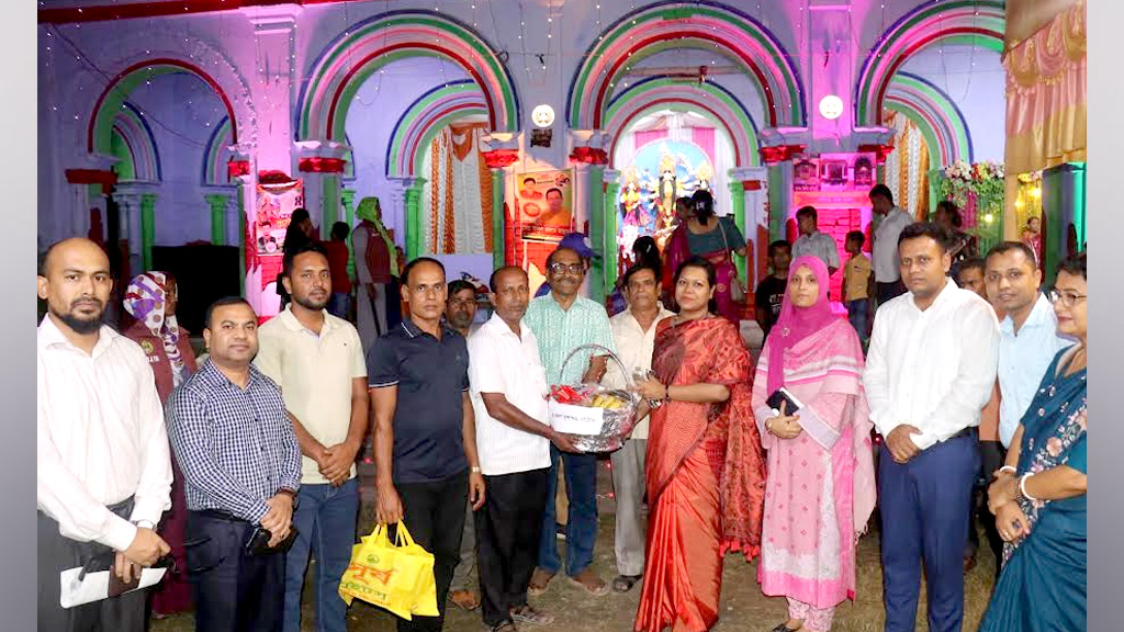 নাটোরে পূজা মন্ডপে জেলা প্রশাসনের শুভেচ্ছা