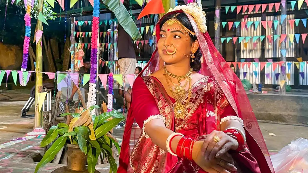 বিয়ের আসরে প্রভা, নজর কাড়লেন সাজেও