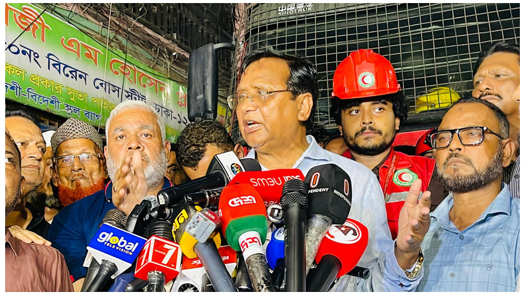 চকবাজারে অগ্নিকাণ্ডের পর মার্কেট ও বাসাবাড়িতে অগ্নিনিরাপত্তা নিশ্চিতের আহ্বান