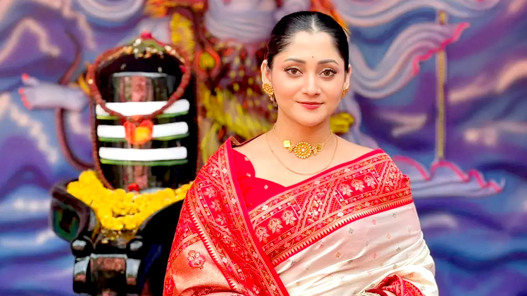 অষ্টমীর সাজে মুগ্ধতা ছড়ালেন পূজা চেরি