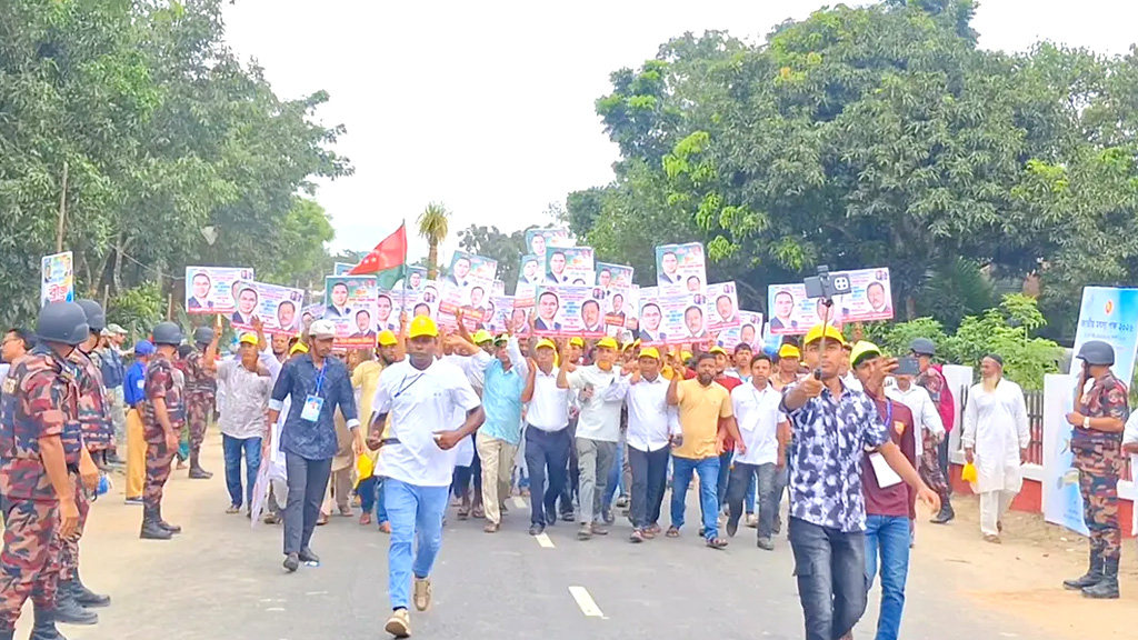 প্রধানমন্ত্রীর আগমন ঘিরে কিশোরগঞ্জে নেতাকর্মীদের ঢল