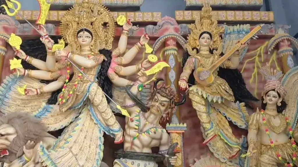 শারদীয় দুর্গাপূজার ষষ্ঠী আজ, শুরু দুর্গোৎসব