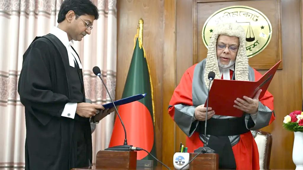 শপথ নিলেন বিচারপতি দেবাশীষ রায় চৌধুরী