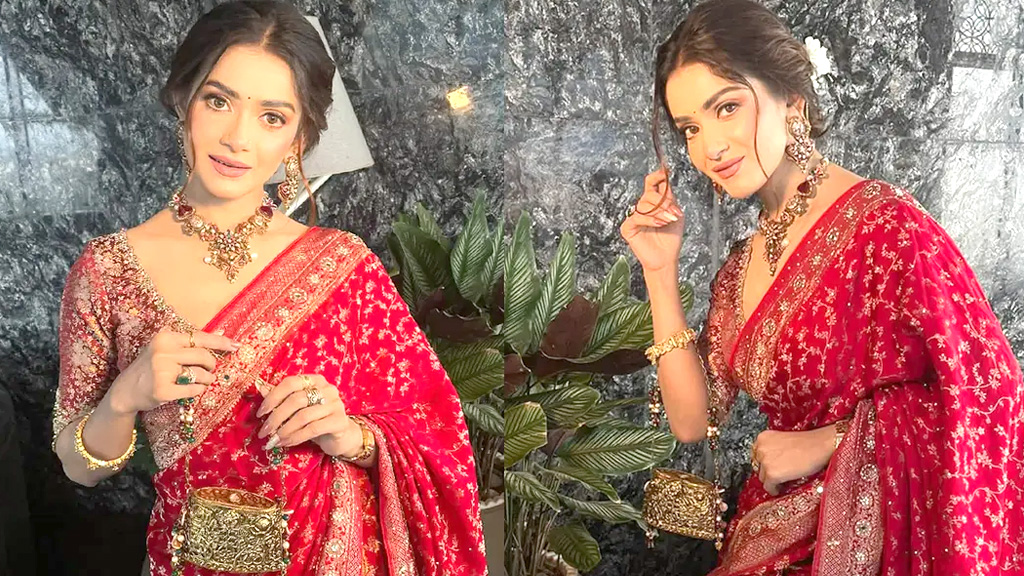 লাল বেনারসিতে নজর কাড়লেন তানজিন তিশা