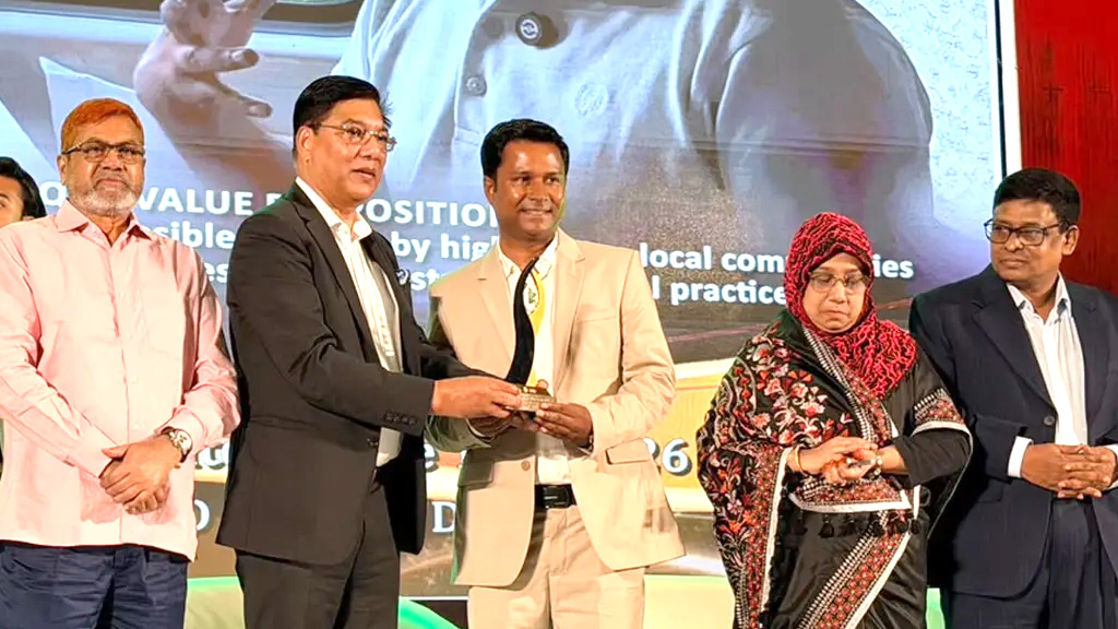 সালাহউদ্দীন সুমন পেলেন বর্ষসেরা ট্যুরিজম কনটেন্ট ক্রিয়েটর পুরস্কার