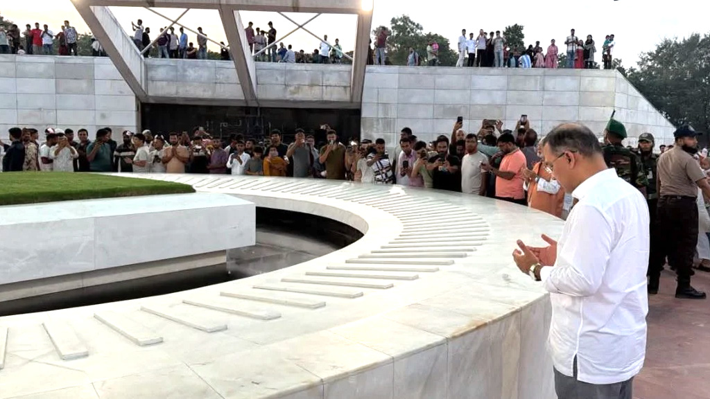 জিয়াউর রহমান ও খালেদা জিয়ার কবর জিয়ারত করলেন প্রধানমন্ত্রী তারেক রহমান