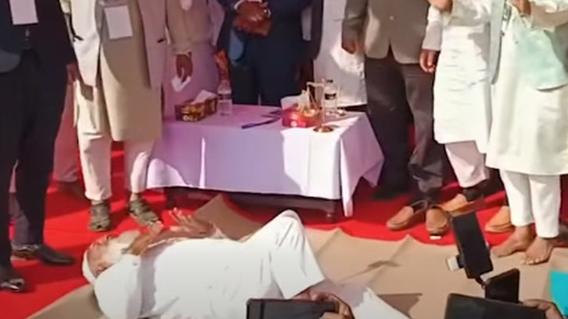 ঝালকাঠির জনসভায় মঞ্চেই শুয়ে পড়লেন জামায়াতের আমির