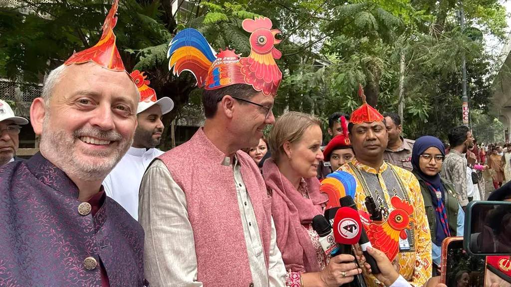 বৈশাখী শোভাযাত্রা দেখলেন ইইউ-নরওয়ের রাষ্ট্রদূতসহ বিদেশি কূটনীতিকরা