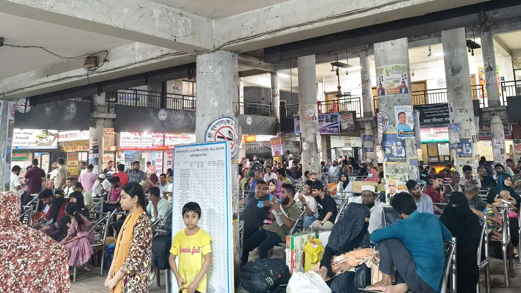 মহাখালী বাসস্ট্যান্ডে বাড়ছে ঘরমুখো মানুষের চাপ
