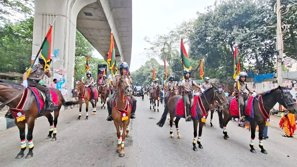 বৈশাখী শোভাযাত্রায় ডিএমপির সুসজ্জিত অশ্বারোহী দল