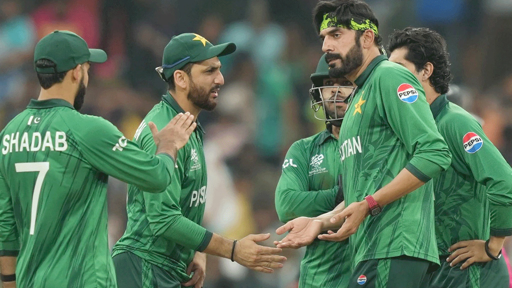 ইংল্যান্ডের জয়ে টিকে রইল পাকিস্তান