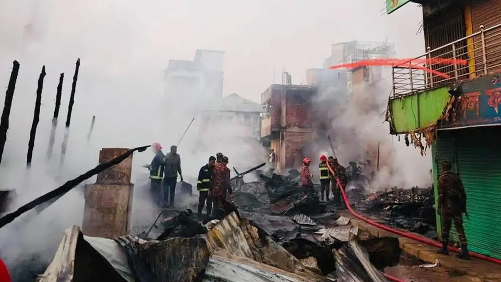 খাগড়াছড়িতে অগ্নিকাণ্ডে ৩৫ দোকান পুড়ে ছাই, কোটি টাকার ক্ষতি