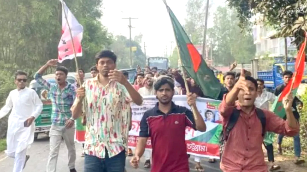 বাঁশখালীতে নিষিদ্ধ ছাত্রলীগের ঝটিকা মিছিল