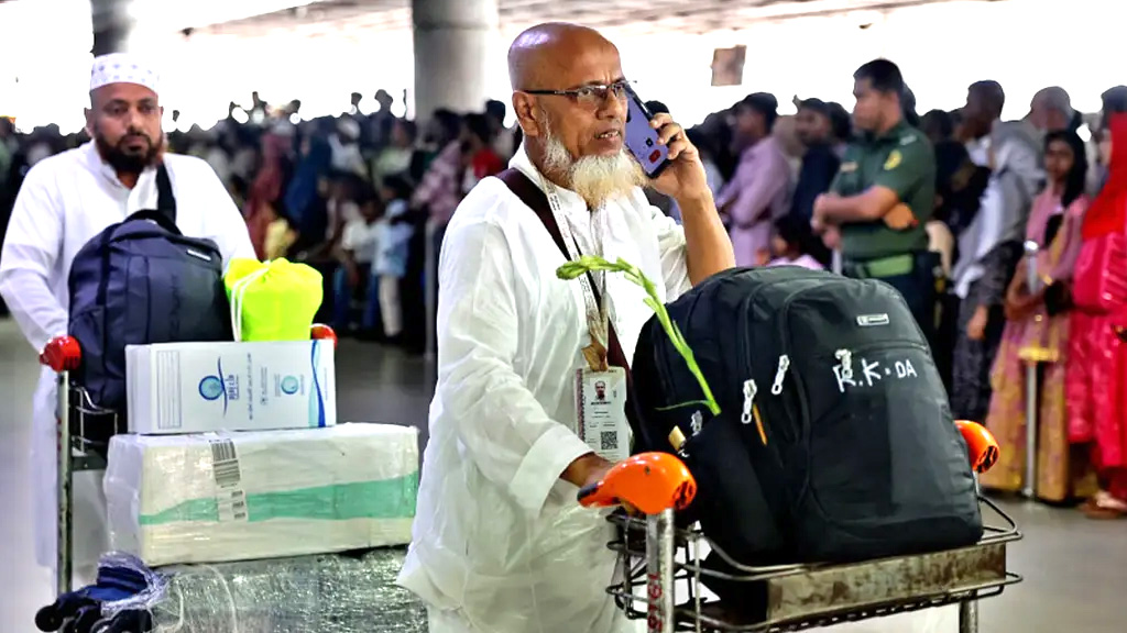হজ শেষে দেশে ফিরেছেন প্রায় ৫৭ হাজার হাজি