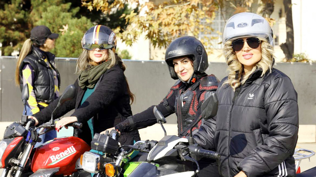 ইরানে নারীদের মোটরসাইকেল চালানোর অনুমতি