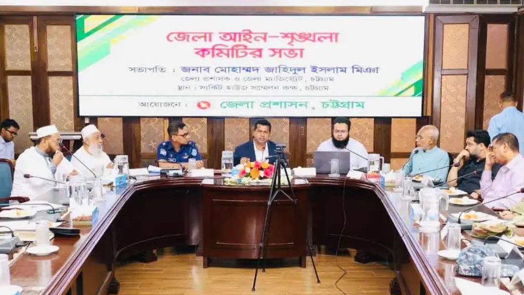 সড়ক-মহাসড়কে গরুর হাট না বসানোর নির্দেশ চট্টগ্রাম জেলা প্রশাসকের