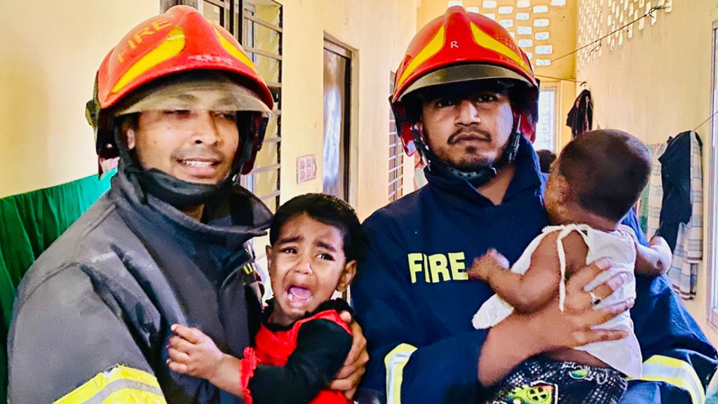 চট্টগ্রামে ঘরে আটকে পড়া দুই শিশুকে উদ্ধার করল ফায়ার সার্ভিস
