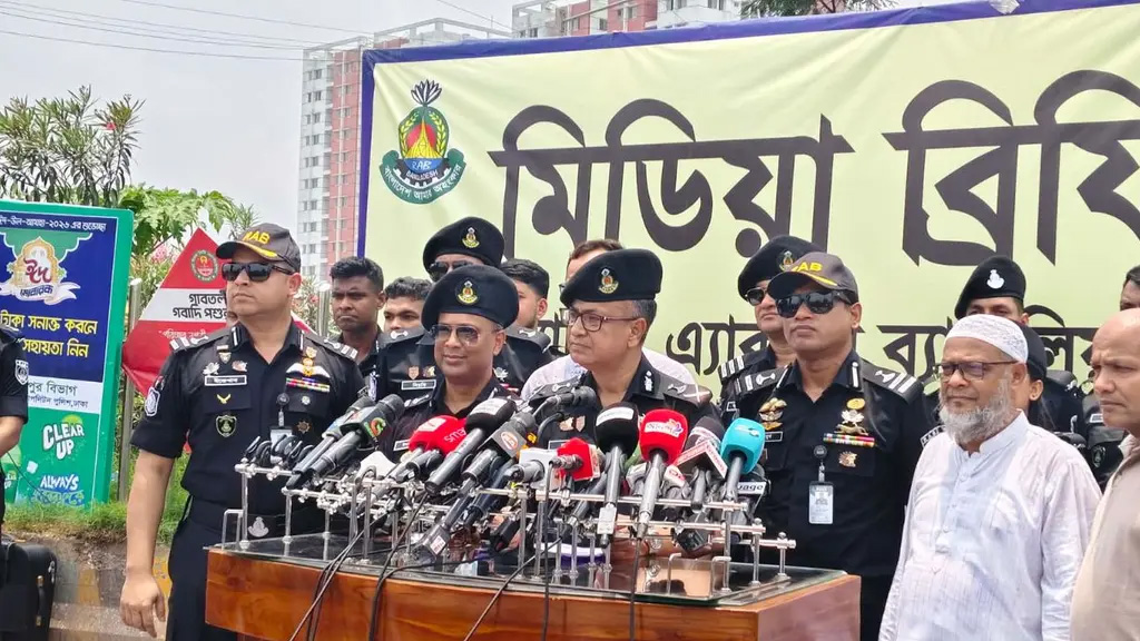 ছিনতাই ঝুঁকি এড়াতে হাটে ‘ক্যাশলেস লেনদেন’ করতে বললেন র‌্যাব ডিজি