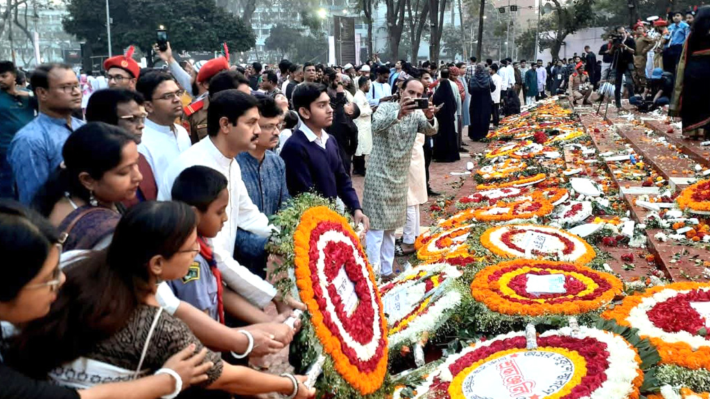 কেন্দ্রীয় শহীদ মিনারে জনস্রোত;ফুলে ফুলে ভরে গেছে বেদি