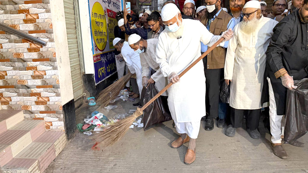 ভোরে সড়ক পরিষ্কারে শফিকুর রহমান, ‘মানসিক আবর্জনাও দূর করতে চাই’