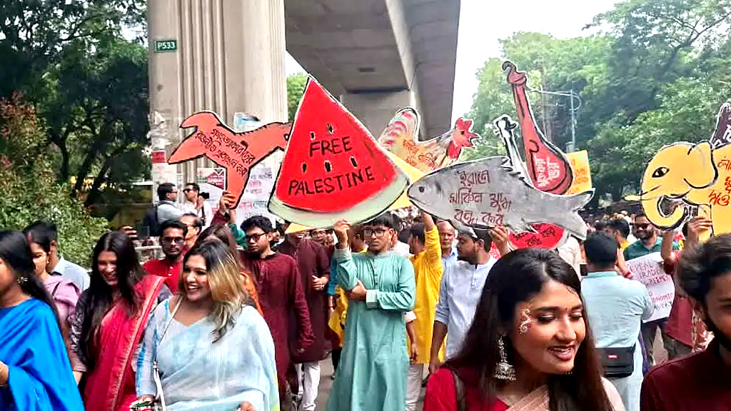 শেষ হলো বৈশাখী শোভাযাত্রা, ‘ফ্রি প্যালেস্টাইন’ প্ল্যাকার্ডে ভিন্ন বার্তা