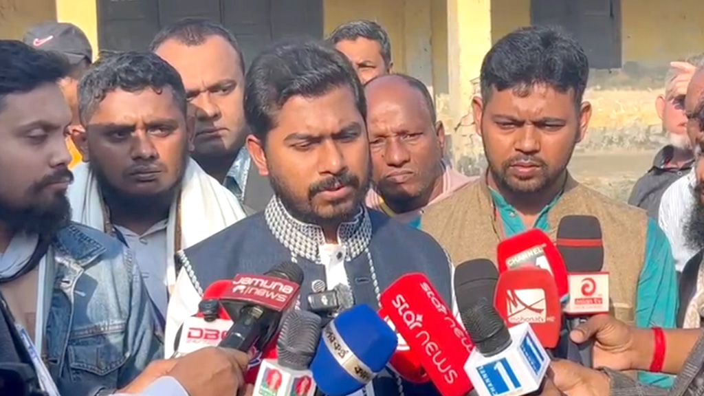 জীবনে প্রথম ভোট দিলেন নুরুল হক নুর