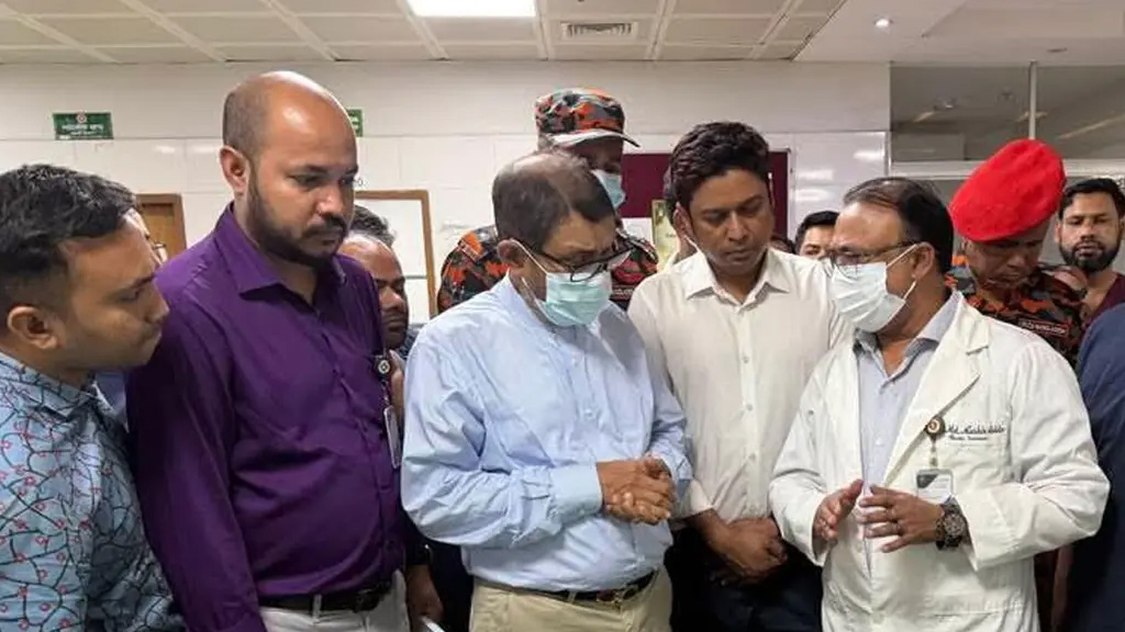 কদমতলীর কারখানায় বিস্ফোরণ: দগ্ধদের দেখতে হাসপাতালে স্বাস্থ্যমন্ত্রী