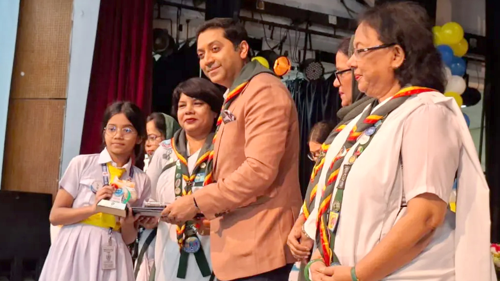 ‘নীল কমল অ্যাওয়ার্ড’ পেল ৫৭ হলদে পাখি শিক্ষার্থী