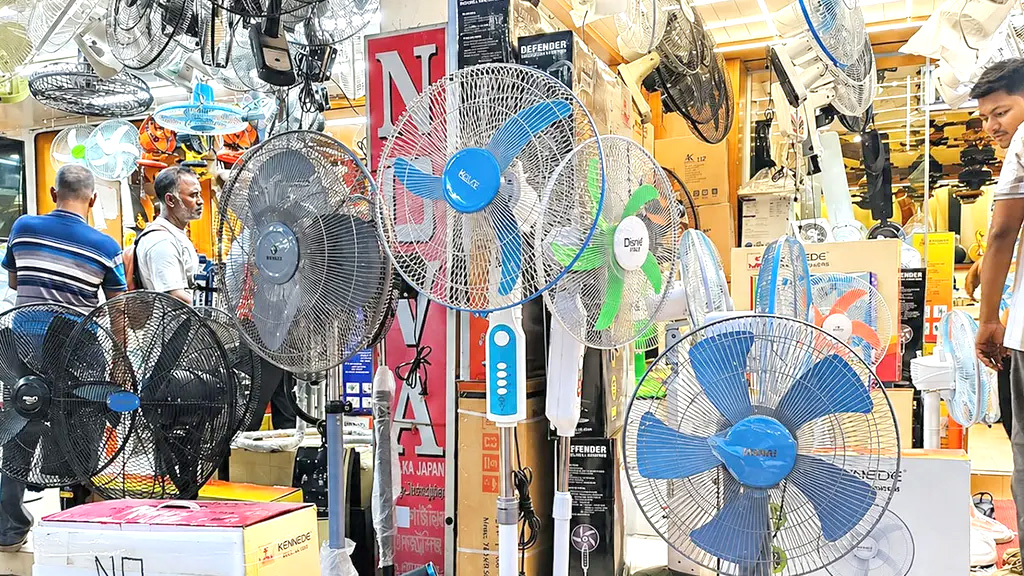 তীব্র লোডশেডিংয়ে বিপর্যস্ত চট্টগ্রাম, বেড়েছে চার্জার ফ্যান-আইপিএসের দাম