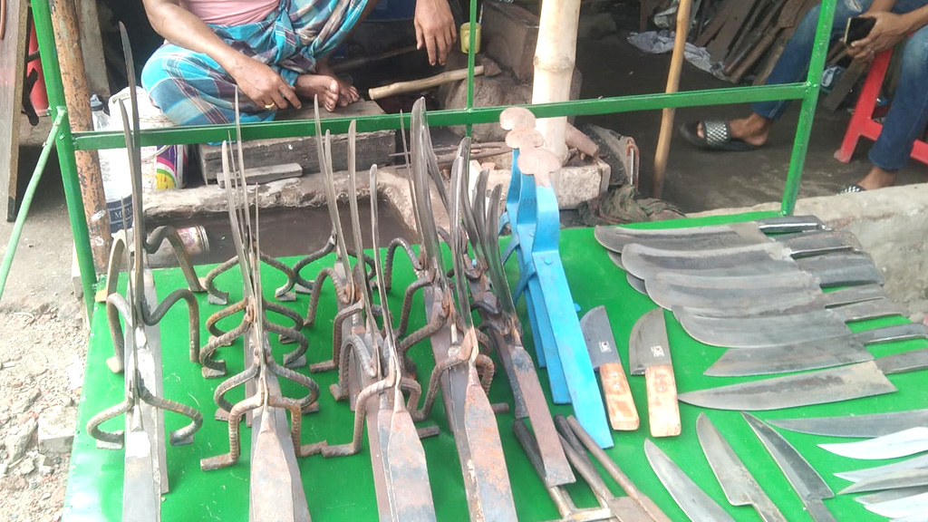 লোহার বুকে হাতুড়ির ঘা, রেডিমেড বাজারে টিকে থাকার লড়াই কামারদের
