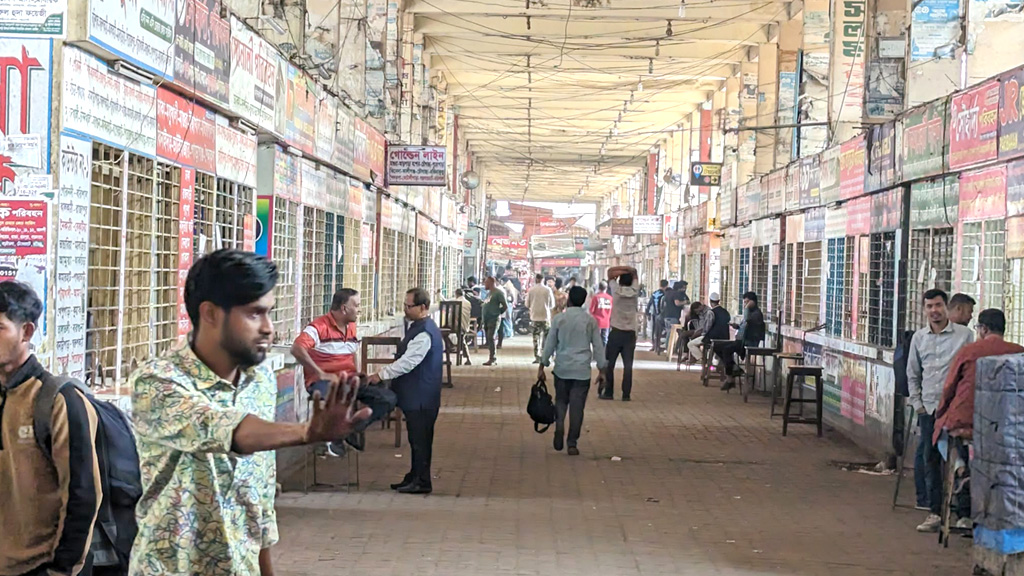 ভোট শেষে জীবিকার টানে নগরে ফিরছেন মানুষ