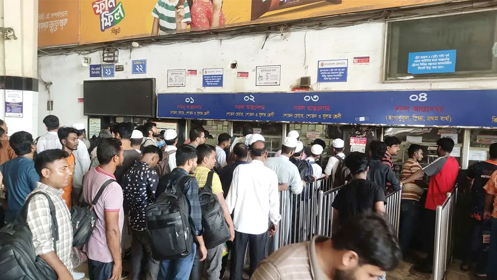 স্ট্যান্ডিং টিকিটের জন্য কাউন্টারে ভিড়
