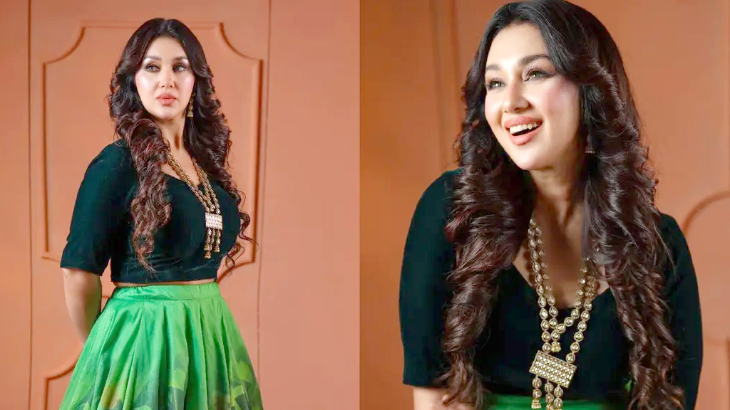 টপস পরে নজর কাড়লেন অপু বিশ্বাস
