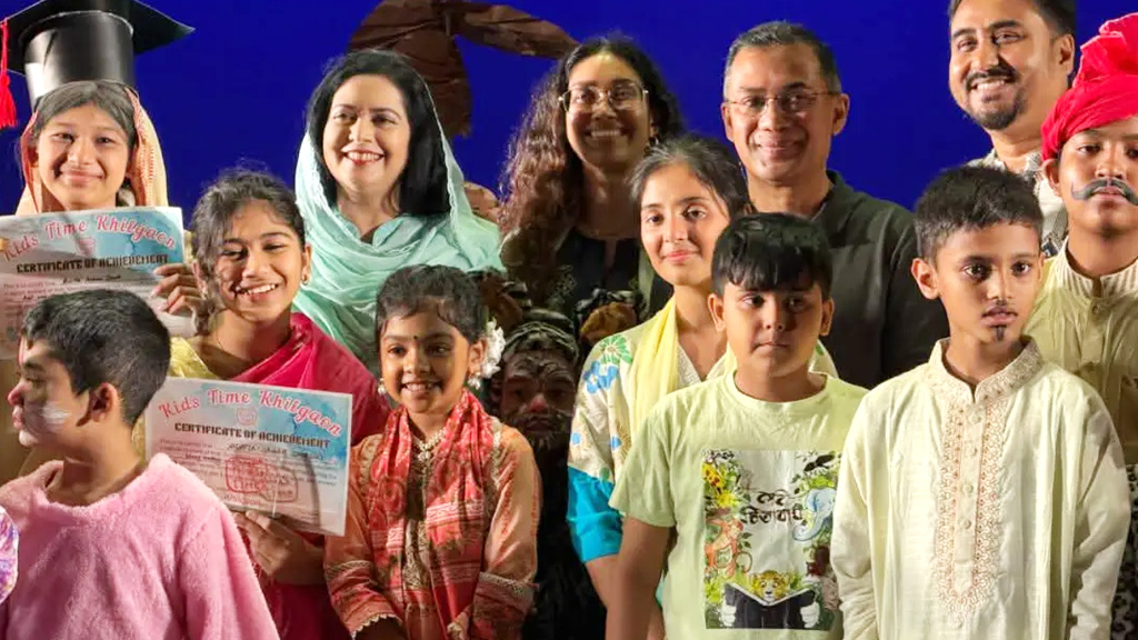 সপরিবারে শিশুদের নাটক দেখতে বেইলি রোডে প্রধানমন্ত্রী