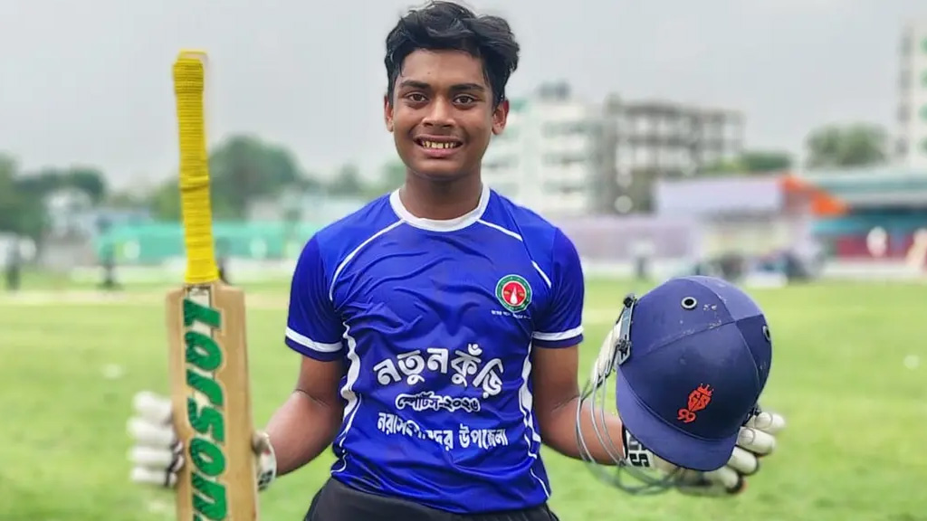৩২ বলে ১০৮ রানের ঝড়ো ইনিংস, কিশোর ক্রিকেটারের ব্যাটে রানের টর্নেডো