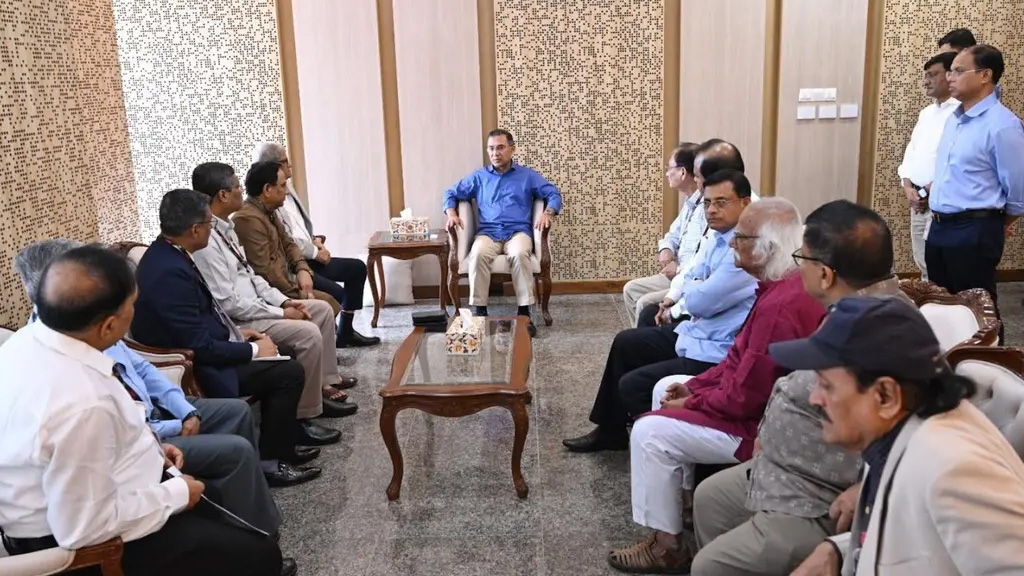 টানা ১৬ ঘণ্টা অফিস করলেন প্রধানমন্ত্রী