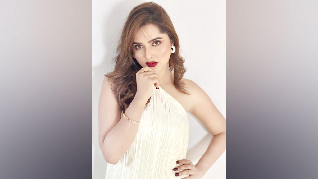 গ্ল্যামারাস লুকে কেয়া পায়েল