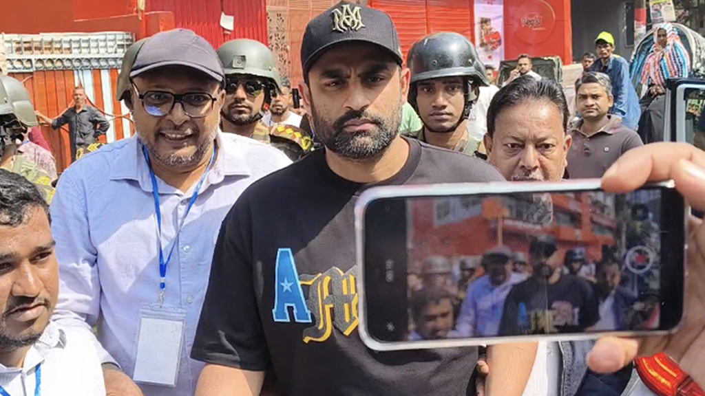 ৩৬ বছর বয়সে প্রথম ভোট দিলেন তামিম ইকবাল, বললেন ‘পরিবেশ ভালো’