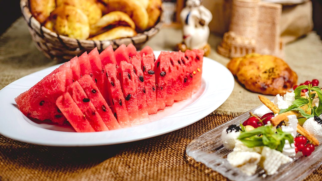 ইফতারে তরমুজ খান? জেনে নিন কী হয়