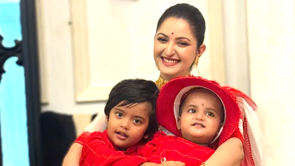 দুই সন্তানকে নিয়ে মা দিবসে পরীমণির স্নিগ্ধ মুহূর্ত