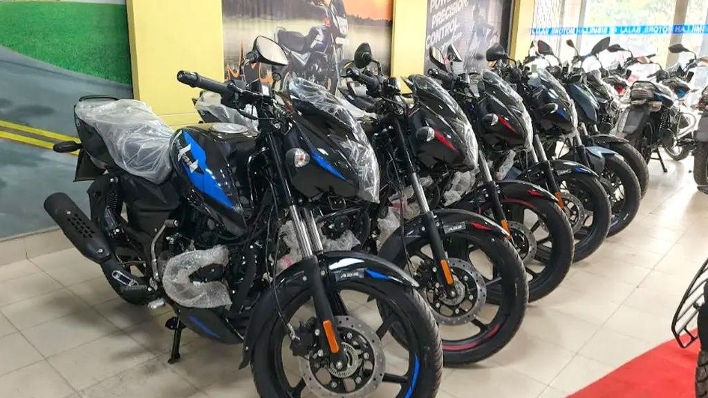 জ্বালানি সংকটে মোটরসাইকেলের বিক্রি কমে, ই-বাইকের চাহিদা বাড়ছে নাটোরে