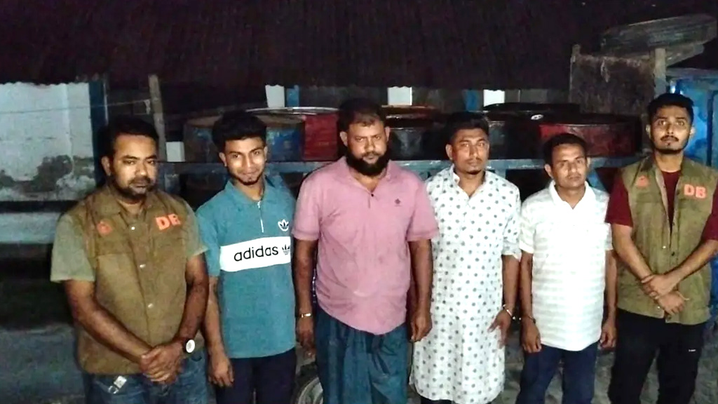 নোয়াখালীতে অবৈধভাবে ১,৪০০ লিটার ডিজেল মজুত, আটক ৪