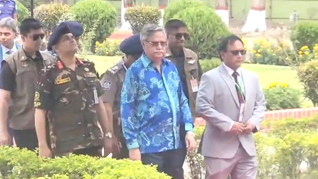 চার দিনের সরকারি সফরে নিজ জেলা পাবনায় পৌঁছেছেন রাষ্ট্রপতি