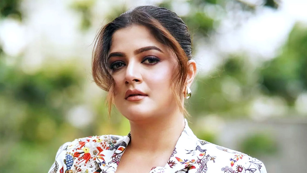 ‘ঠাকুমা’ হতে গিয়ে বিপাকে শ্রাবন্তী, আইনি পদক্ষেপ নায়িকার