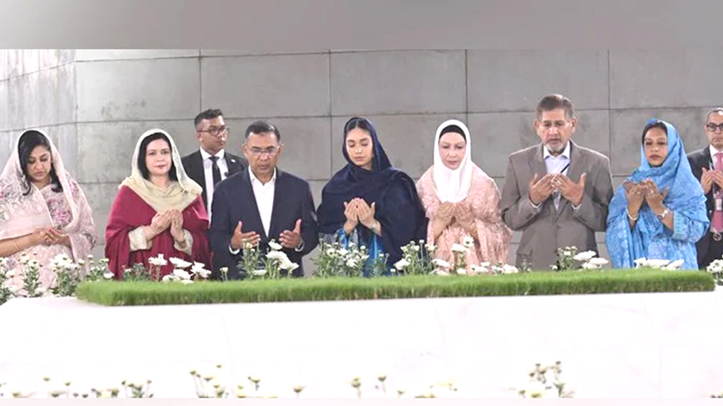 শপথের পর বাবা–মায়ের কবর জিয়ারত প্রধানমন্ত্রীর