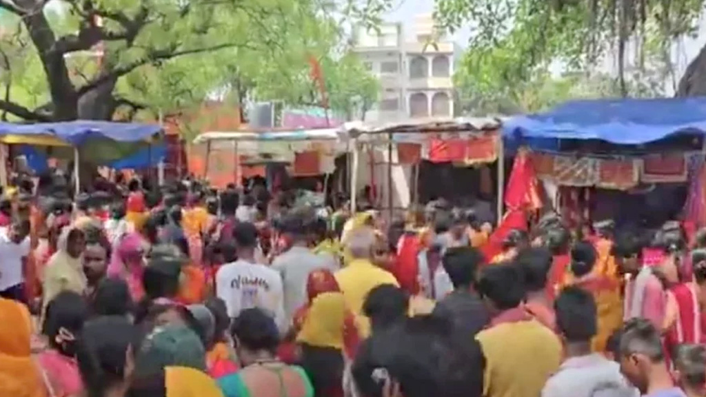 ভারতে পূজা দেওয়ার সময় মন্দিরে পদদলিত হয়ে নিহত ৮