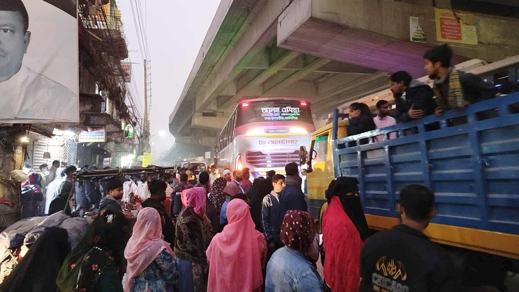 বাস সংকট, বাড়তি ভাড়া ও যানজটে নাকাল ঘরমুখো মানুষ